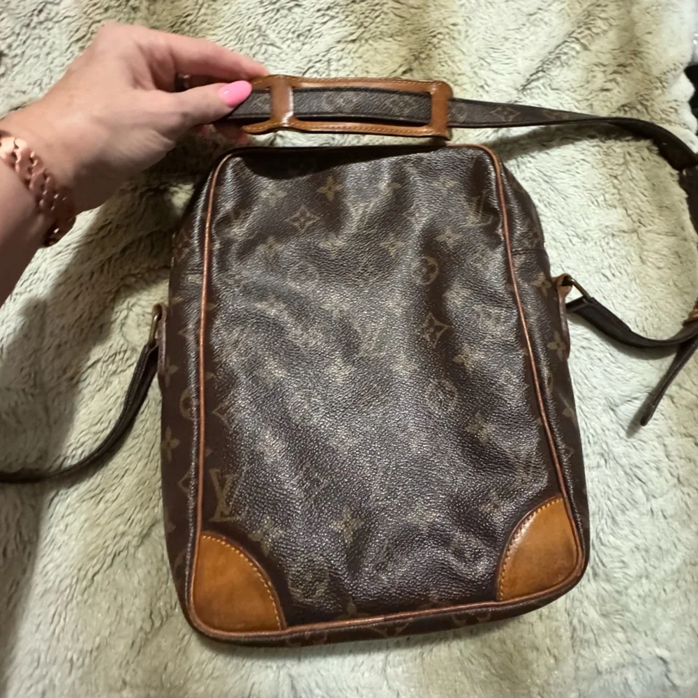 🔥 COA Louis Vuitton Danube Monogram Crossbody Bag in GUC 🔥 - Picture 6 of 15